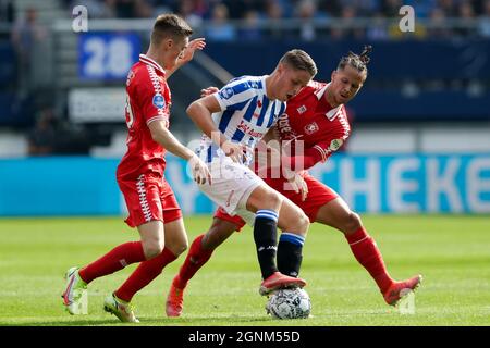 HEERENVEEN, NIEDERLANDE - 26. SEPTEMBER: Daan verrotet vom FC Twente, Joey Veerman vom SC Heerenveen und Luca Everink vom FC Twente während des niederländischen Eredivisie-Spiels zwischen SC Heerenveen und FC Twente am 26. September 2021 im Abe Lenstra Stadion in Heerenveen, Niederlande (Foto: Peter Lous/Orange Picches) Stockfoto