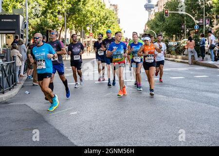 Madrid, Spanien - 26. September 2021: Gruppe von Läufern, die während des Rock and Roll Marathons in Madrid in vollem Einsatz waren Stockfoto