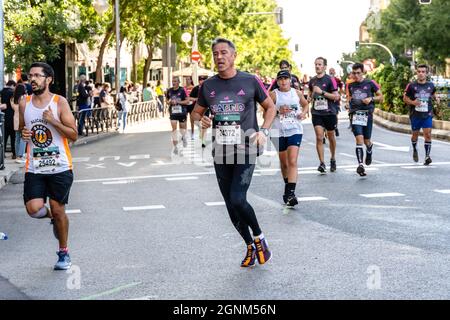 Madrid, Spanien - 26. September 2021: Gruppe von Läufern, die während des Rock and Roll Marathons in Madrid in vollem Einsatz waren Stockfoto