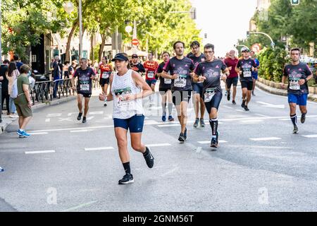 Madrid, Spanien - 26. September 2021: Gruppe von Läufern, die während des Rock and Roll Marathons in Madrid in vollem Einsatz waren Stockfoto