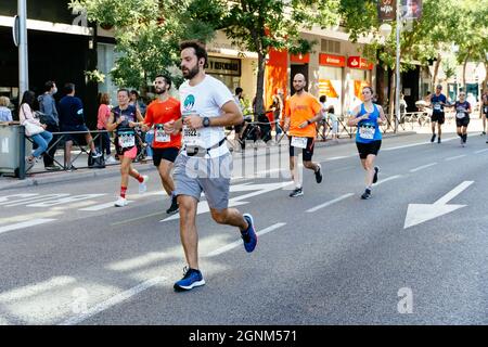 Madrid, Spanien - 26. September 2021: Gruppe von Läufern, die während des Rock and Roll Marathons in Madrid in vollem Einsatz waren Stockfoto