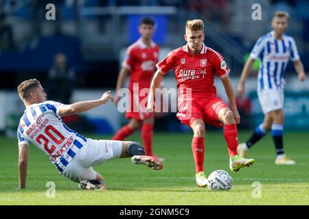 HEERENVEEN, NIEDERLANDE - 26. SEPTEMBER: Joey Veerman vom SC Heerenveen und Michal Sadilek vom FC Twente während des niederländischen Eredivisie-Spiels zwischen SC Heerenveen und FC Twente am 26. September 2021 im Abe Lenstra Stadion in Heerenveen, Niederlande (Foto: Peter Lous/Orange Picts) Stockfoto