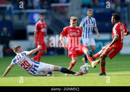 HEERENVEEN, NIEDERLANDE - 26. SEPTEMBER: Joey Veerman vom SC Heerenveen und Michal Sadilek vom FC Twente während des niederländischen Eredivisie-Spiels zwischen SC Heerenveen und FC Twente am 26. September 2021 im Abe Lenstra Stadion in Heerenveen, Niederlande (Foto: Peter Lous/Orange Picts) Stockfoto