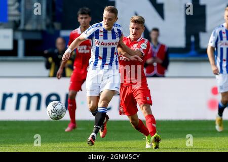 HEERENVEEN, NIEDERLANDE - 26. SEPTEMBER: Tibor Halilovic vom SC Heerenveen und Michal Sadilek vom FC Twente während des niederländischen Eredivisie-Spiels zwischen SC Heerenveen und FC Twente am 26. September 2021 im Abe Lenstra Stadion in Heerenveen, Niederlande (Foto: Peter Lous/Orange Picts) Stockfoto