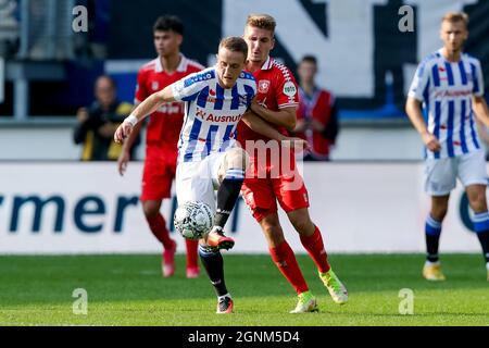 HEERENVEEN, NIEDERLANDE - 26. SEPTEMBER: Tibor Halilovic vom SC Heerenveen und Michal Sadilek vom FC Twente während des niederländischen Eredivisie-Spiels zwischen SC Heerenveen und FC Twente am 26. September 2021 im Abe Lenstra Stadion in Heerenveen, Niederlande (Foto: Peter Lous/Orange Picts) Stockfoto