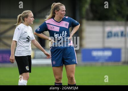 London, Großbritannien. September 2021. Sacha Brinkley (15 Dartford) und Joanna Gibson (22 Dulwich Hamlet) beim Spiel der London and South East Regional Womens Premier League zwischen Dulwich Hamlet und Dartford auf dem Champion Hill in London, England. Kredit: SPP Sport Pressefoto. /Alamy Live News Stockfoto