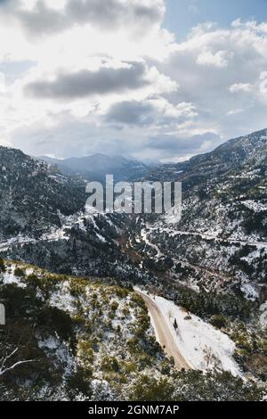 Luftaufnahme in der Vouraikos-Schlucht mit Diakopto-Kalavryta-Zahnradbahn, die durch den Canyon führt. Blick von oben vom Mega Spileon Kloster. Beliebter Winter Stockfoto