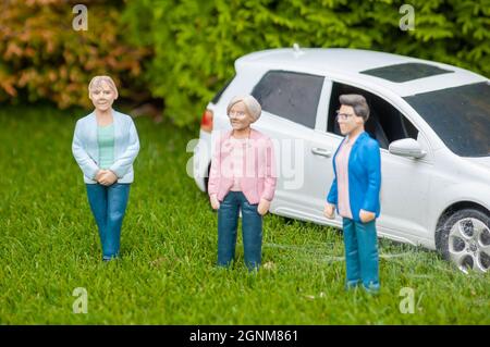 BABBACOMBE, TORQUAY, ENGLAND- 26. Juni 2021: Die Great British Bake Off Figuren von Mary, Mel und Se im Babbacombe Model Village in Torquay Stockfoto