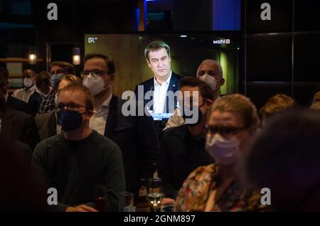 München, Deutschland. September 2021. Der bayerische Ministerpräsident Markus Söder (CSU) ist während der CSU-Wahlpartei am Parteisitz auf einem Monitor zu sehen. Quelle: Sven Hoppe/dpa/Alamy Live News Stockfoto