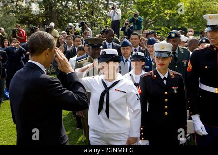 Präsident Barack Obama begrüßt ein aktives Dienstmitglied nach einer Einbürgerungszeremonie im Rosengarten des Weißen Hauses am 23. April 2010. (Offizielles Foto des Weißen Hauses von Pete Souza) Dieses offizielle Foto des Weißen Hauses wird nur zur Veröffentlichung durch Nachrichtenorganisationen und/oder zum persönlichen Druck durch die Betreffzeile(en) des Fotos zur Verfügung gestellt. Das Foto darf in keiner Weise manipuliert werden und darf nicht in kommerziellen oder politischen Materialien, Anzeigen, E-Mails, Produkten, Werbeaktionen verwendet werden, die in irgendeiner Weise die Zustimmung oder Billigung des Präsidenten, des ersten Fa, nahelege Stockfoto