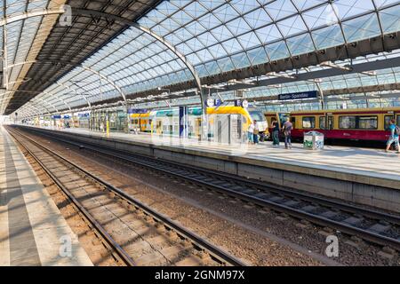 Berlin, Deutschland - 22. Juli 2013: Reisende und Pendler warten am Bahnhof Spandau Stockfoto