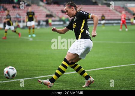 Orebro, Schweden. September 2021. Hallbera Gisladottir (11 AIK) während des Spiels in der Schwedischen Liga OBOS Damallsvenskan zwischen KIF Orebro und AIK in der Behrn Arena in Orebro, Schweden. Kredit: SPP Sport Pressefoto. /Alamy Live News Stockfoto