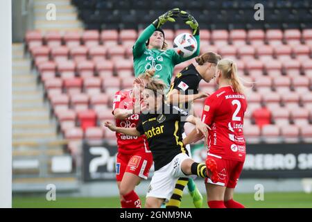 Orebro, Schweden. September 2021. Tove Enblom (1 KIF Orebro) mit einem Save während des Spiels in der Schwedischen Liga OBOS Damallsvenskan zwischen KIF Orebro und AIK in der Behrn Arena in Orebro, Schweden. Kredit: SPP Sport Pressefoto. /Alamy Live News Stockfoto