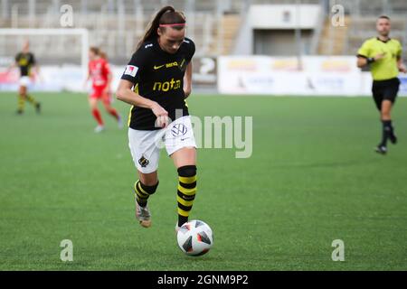 Orebro, Schweden. September 2021. Hallbera Gisladottir (11 AIK) mit dem Ball während des Spiels in der Schwedischen Liga OBOS Damallsvenskan zwischen KIF Orebro und AIK in der Behrn Arena in Orebro, Schweden. Kredit: SPP Sport Pressefoto. /Alamy Live News Stockfoto