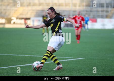 Orebro, Schweden. September 2021. Hallbera Gisladottir (11 AIK) mit dem Ball während des Spiels in der Schwedischen Liga OBOS Damallsvenskan zwischen KIF Orebro und AIK in der Behrn Arena in Orebro, Schweden. Kredit: SPP Sport Pressefoto. /Alamy Live News Stockfoto