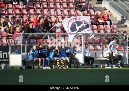 Orebro, Schweden. September 2021. Flagge für KIF Orebro auf den Tribünen während des Spiels in der Schwedischen Liga OBOS Damallsvenskan zwischen KIF Orebro und AIK in der Behrn Arena in Orebro, Schweden. Kredit: SPP Sport Pressefoto. /Alamy Live News Stockfoto