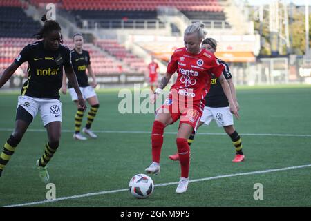 Orebro, Schweden. September 2021. Nathalie Hoff Persson (8 KIF Orebro) mit dem Ball während des Spiels in der Schwedischen Liga OBOS Damallsvenskan zwischen KIF Orebro und AIK in der Behrn Arena in Orebro, Schweden. Kredit: SPP Sport Pressefoto. /Alamy Live News Stockfoto