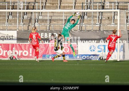 Orebro, Schweden. September 2021. Tove Enblom (1 KIF Orebro) mit einem Save während des Spiels in der Schwedischen Liga OBOS Damallsvenskan zwischen KIF Orebro und AIK in der Behrn Arena in Orebro, Schweden. Kredit: SPP Sport Pressefoto. /Alamy Live News Stockfoto