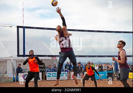 Portobello, Edinburgh, Schottland. 26. September.Dritter Tag und Finaltag des Volleyball Birmingham 2022 Commonwealth Games Qualifiers. Zypern gewann beide Finals gegen die schottischen Männer- und Frauenmannschaften mit zwei Sätzen zu einem. Eine gute Menschenmenge stellte sich heraus für einen sehr warmen Tag mit Sonnenschein und Wolken an der schottischen Küste. Quelle: Arch White/Alamy Live News. Stockfoto