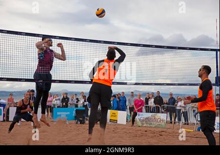 Portobello, Edinburgh, Schottland. 26. September.Dritter Tag und Finaltag des Volleyball Birmingham 2022 Commonwealth Games Qualifiers. Zypern gewann beide Finals gegen die schottischen Männer- und Frauenmannschaften mit zwei Sätzen zu einem. Eine gute Menschenmenge stellte sich heraus für einen sehr warmen Tag mit Sonnenschein und Wolken an der schottischen Küste. Quelle: Arch White/Alamy Live News. Stockfoto