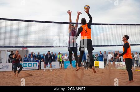 Portobello, Edinburgh, Schottland. 26. September.Dritter Tag und Finaltag des Volleyball Birmingham 2022 Commonwealth Games Qualifiers. Zypern gewann beide Finals gegen die schottischen Männer- und Frauenmannschaften mit zwei Sätzen zu einem. Eine gute Menschenmenge stellte sich heraus für einen sehr warmen Tag mit Sonnenschein und Wolken an der schottischen Küste. Quelle: Arch White/Alamy Live News. Stockfoto