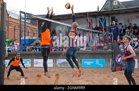 Portobello, Edinburgh, Schottland. 26. September.Dritter Tag und Finaltag des Volleyball Birmingham 2022 Commonwealth Games Qualifiers. Zypern gewann beide Finals gegen die schottischen Männer- und Frauenmannschaften mit zwei Sätzen zu einem. Eine gute Menschenmenge stellte sich heraus für einen sehr warmen Tag mit Sonnenschein und Wolken an der schottischen Küste. Quelle: Arch White/Alamy Live News. Stockfoto