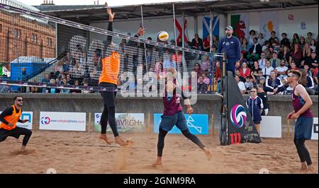 Portobello, Edinburgh, Schottland. 26. September.Dritter Tag und Finaltag des Volleyball Birmingham 2022 Commonwealth Games Qualifiers. Zypern gewann beide Finals gegen die schottischen Männer- und Frauenmannschaften mit zwei Sätzen zu einem. Eine gute Menschenmenge stellte sich heraus für einen sehr warmen Tag mit Sonnenschein und Wolken an der schottischen Küste. Quelle: Arch White/Alamy Live News. Stockfoto