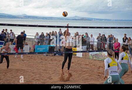 Portobello, Edinburgh, Schottland. 26. September.Dritter Tag und Finaltag des Volleyball Birmingham 2022 Commonwealth Games Qualifiers. Zypern gewann beide Finals gegen die schottischen Männer- und Frauenmannschaften mit zwei Sätzen zu einem. Eine gute Menschenmenge stellte sich heraus für einen sehr warmen Tag mit Sonnenschein und Wolken an der schottischen Küste. Quelle: Arch White/Alamy Live News. Stockfoto