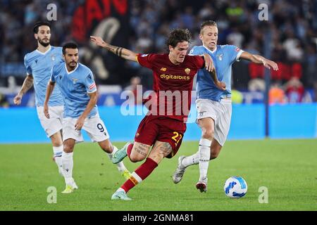 Nicolo' Zaniolo von Roma (L) wetteiferte um den Ball mit Lucas Leiva von Latium (R) während der italienischen Meisterschaft Serie A Fußballspiel zwischen SS Lazio und AS Roma am 26. September 2021 im Stadio Olimpico in Rom, Italien - Foto: Federico Proietti/DPPI/LiveMedia Stockfoto