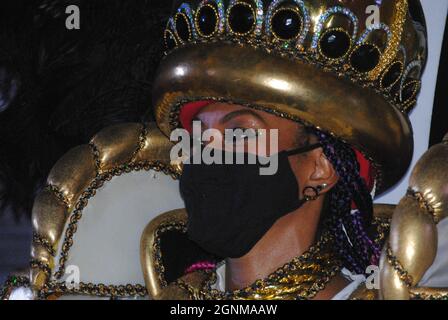Sao Paulo, Sao Paulo, Brasilien. September 2021. (INT) Dragoes da Real Samba School Kostüme Präsentation Abendessen. 25. September 2021, Sao Paulo, Brasilien: Abendessen zur Präsentation der Kostüme der Samba-Schule Dragoes da Real für den Karneval 2022 am Clubhof in Vila Anastacio, im Westen von Sao Paulo, am Samstagabend, dem 25. September 2021. (Bild: © Adeleke Anthony Fote/TheNEWS2 via ZUMA Press Wire) Stockfoto