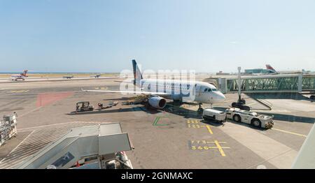 Nizza , Frankreich - Juli 9 2008: Brussels Airlines Airbus A319 OO-SSM auf dem Vorfeld am Flughafen Nizza. Stockfoto