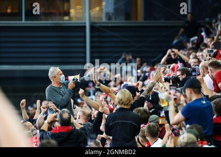 26. September 2021, Baden-Württemberg, Freiburg im Breisgau: Fußball: Bundesliga, SC Freiburg - FC Augsburg, Matchday 6, Dreisamstadion: Freiburger Trainer Christian Streich steht mit einem Megaphon in der Nordtribüne des Dreisamstadions und jubelt die Fans an. Freiburg gewann das letzte Heimspiel im Stadion mit 3:0. Foto: Philipp von Ditfurth/dpa - WICHTIGER HINWEIS: Gemäß den Bestimmungen der DFL Deutsche Fußball Liga und/oder des DFB Deutscher Fußball-Bund ist es untersagt, im Stadion und/oder vom Spiel aufgenommene Fotos in Form von Sequenzbildern und/oder Aufnahmen zu verwenden oder zu verwenden Stockfoto