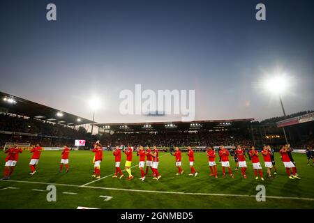 26. September 2021, Baden-Württemberg, Freiburg im Breisgau: Fußball: Bundesliga, SC Freiburg - FC Augsburg, Matchday 6, Dreisamstadion: SC Freiburg Spieler laufen nach dem Ende des Spiels durch das Stadion, um sich bei den Fans zu bedanken. Freiburg gewann das letzte Heimspiel im Stadion mit 3:0. Foto: Philipp von Ditfurth/dpa - WICHTIGER HINWEIS: Gemäß den Bestimmungen der DFL Deutsche Fußball Liga und/oder des DFB Deutscher Fußball-Bund ist es untersagt, im Stadion und/oder vom Spiel aufgenommene Fotos in Form von Sequenzbildern und/oder videoähnlichen Fotoserien zu verwenden oder zu verwenden. Stockfoto