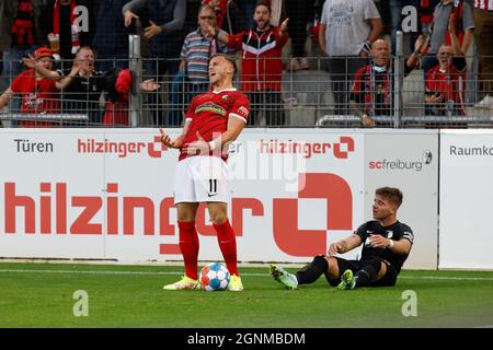 26. September 2021, Baden-Württemberg, Freiburg im Breisgau: Fußball: Bundesliga, SC Freiburg - FC Augsburg, Matchday 6, Dreisamstadion: Freiburgs Ermedin Demirovi· (l) ärgert sich über die Entscheidung eines Schiedsrichters, während die Augsburger Mads Pedersen auf dem Feld ist. Freiburg gewann das letzte Heimspiel im Stadion mit 3:0. Foto: Philipp von Ditfurth/dpa - WICHTIGER HINWEIS: Gemäß den Bestimmungen der DFL Deutsche Fußball Liga und/oder des DFB Deutscher Fußball-Bund ist es untersagt, im Stadion und/oder vom Spiel aufgenommene Fotos in Form von Sequenzbildern und/oder Video- Stockfoto