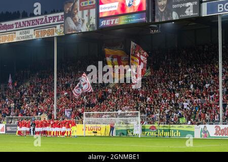 26. September 2021, Baden-Württemberg, Freiburg im Breisgau: Fußball: Bundesliga, SC Freiburg - FC Augsburg, Matchday 6, Dreisamstadion: Die Spieler des SC Freiburg stehen vor der Nordtribüne des Dreisamstadions, während die Fans den Sieg über den FC Augsburg feiern und gleichzeitig Auf Wiedersehen zum Dreisamstadion sagen. Freiburg gewann das letzte Heimspiel im Stadion mit 3:0. Foto: Philipp von Ditfurth/dpa - WICHTIGER HINWEIS: Gemäß den Vorschriften der DFL Deutsche Fußball Liga und/oder des DFB Deutscher Fußball-Bund ist es untersagt, in t aufgenommene Fotos zu verwenden oder zu verwenden Stockfoto