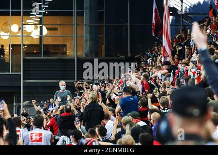 26. September 2021, Baden-Württemberg, Freiburg im Breisgau: Fußball: Bundesliga, SC Freiburg - FC Augsburg, Matchday 6, Dreisamstadion: Freiburger Trainer Christian Streich steht mit einem Megaphon in der Nordtribüne des Dreisamstadions und jubelt die Fans an. Freiburg gewann das letzte Heimspiel im Stadion mit 3:0. Foto: Philipp von Ditfurth/dpa - WICHTIGER HINWEIS: Gemäß den Bestimmungen der DFL Deutsche Fußball Liga und/oder des DFB Deutscher Fußball-Bund ist es untersagt, im Stadion und/oder vom Spiel aufgenommene Fotos in Form von Sequenzbildern und/oder Aufnahmen zu verwenden oder zu verwenden Stockfoto