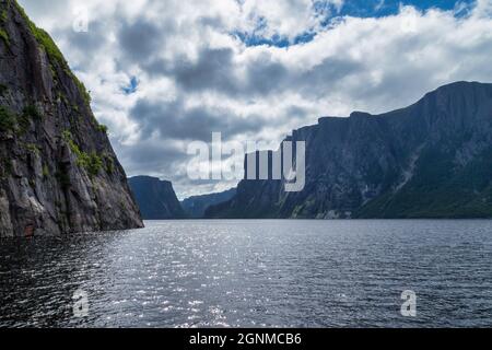 Großes Gewässer mit einem Berg im Hintergrund - Gros Morne National Park - Western Brook Pond Stockfoto