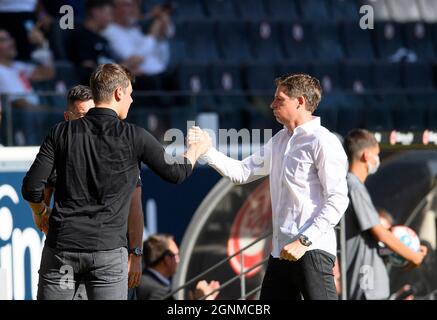 Coach Oliver GLASNER r. (F) klatscht Timmo HARDUNG (F, Leiter der lizenzierten Spielabteilung) nach dem Spiel. Fußball 1. Bundesliga, 06.Spieltag, Eintracht Frankfurt (F) - FC Köln (K) 1: 1, am 25. September 2021 in Frankfurt/Deutschland. #die DFL-Vorschriften verbieten die Verwendung von Fotos als Bildsequenzen und/oder quasi-Video # Â Stockfoto