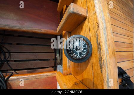 Risør, Norwegen - August 5 2010: Kompass auf einem alten, hölzernen Segelschiff montiert. . Stockfoto