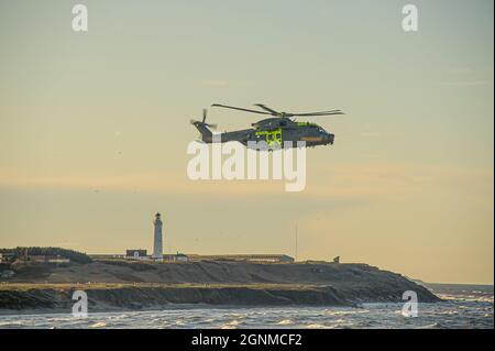 Hirtshals , Dänemark - Dezember 28 2009: AgustaWestland AW101, EH101 Merlin, dänischer SAR-Hubschrauber in Aktion außerhalb des Hafens von Hirtshals. Stockfoto