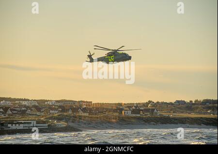 Hirtshals , Dänemark - Dezember 28 2009: AgustaWestland AW101, EH101 Merlin, dänischer SAR-Hubschrauber in Aktion außerhalb des Hafens von Hirtshals. Stockfoto