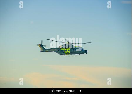 Hirtshals , Dänemark - Dezember 28 2009: AgustaWestland AW101, EH101 Merlin, dänischer SAR-Hubschrauber in Aktion außerhalb des Hafens von Hirtshals. Stockfoto