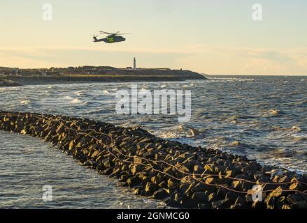 Hirtshals , Dänemark - Dezember 28 2009: AgustaWestland AW101, EH101 Merlin, dänischer SAR-Hubschrauber in Aktion außerhalb des Hafens von Hirtshals. Stockfoto