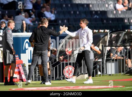 Coach Oliver GLASNER r. (F) klatscht Timmo HARDUNG (F, Leiter der lizenzierten Spielabteilung) nach dem Spiel. Fußball 1. Bundesliga, 06.Spieltag, Eintracht Frankfurt (F) - FC Köln (K) 1: 1, am 25. September 2021 in Frankfurt/Deutschland. #die DFL-Vorschriften verbieten die Verwendung von Fotos als Bildsequenzen und/oder quasi-Video # Â Stockfoto