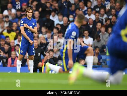 London, Großbritannien. 25. September 2021 - Chelsea gegen Manchester City - die Premier League - Stamford Bridge Marcus Alonso macht im Gegensatz zu seinen Teamkollegen nicht das Knie, sondern zeigt lediglich auf das Anti-Rassismus-Abzeichen auf seinem Hemd vor dem Premier League-Spiel in Stamford Bridge. Bildnachweis : © Mark Pain / Alamy Live News Stockfoto