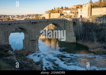 Fluss Tejo, der durch die Stadt Toledo fließt. Februar 2019 Spanien Stockfoto