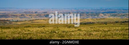 Panorama der grasbewachsenen Hügel und Klippen und Landschaft des Big Horn Valley in Montana Stockfoto