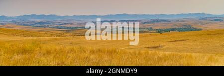 Das Banner mit Panoramablick auf das Schlachtfeld der Schlacht des Kleinen Dickhorns, auch bekannt als Wounded Knee, wurde entlang der Grasklippen und der Schlucht gekämpft Stockfoto