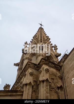 Steinerner Turm der Kathedrale von Palma Stockfoto