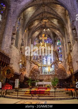 Hochaltar der Kathedrale von Palma und Baldachin Gaudi, Mallorca Stockfoto